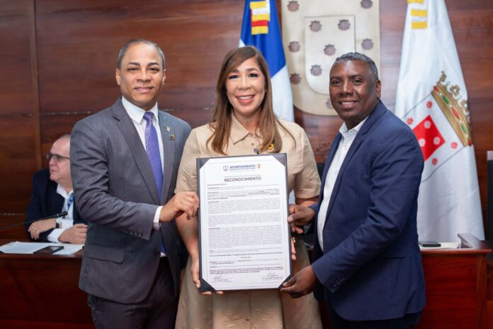 Santiago declara a Grisbel Medina como Hija Adoptiva del municipio