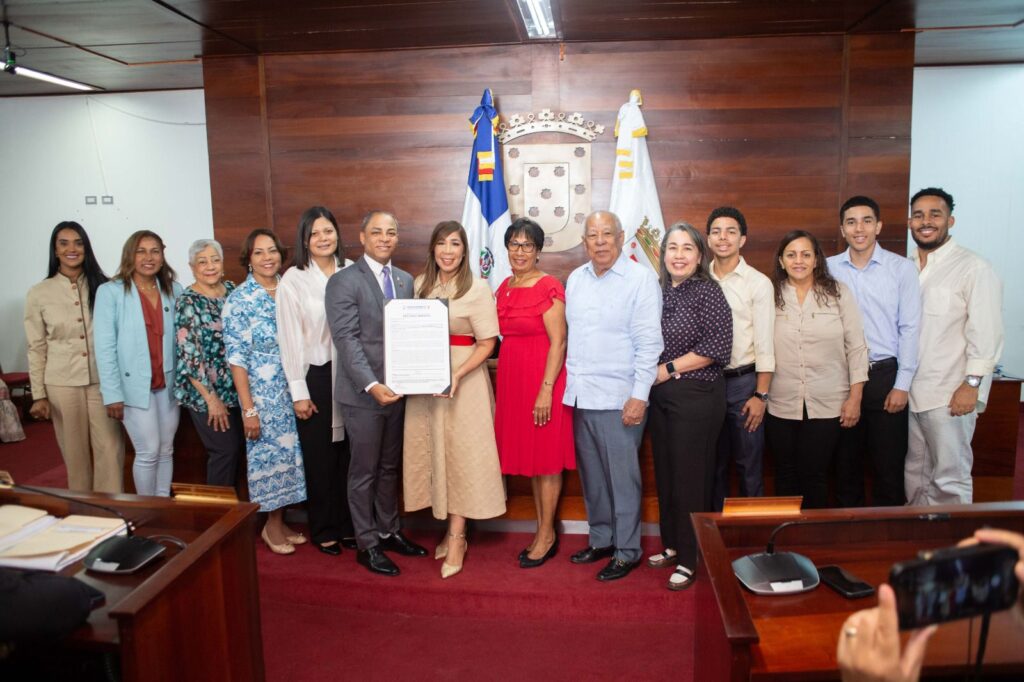 Santiago declara a Grisbel Medina como Hija Adoptiva del municipio