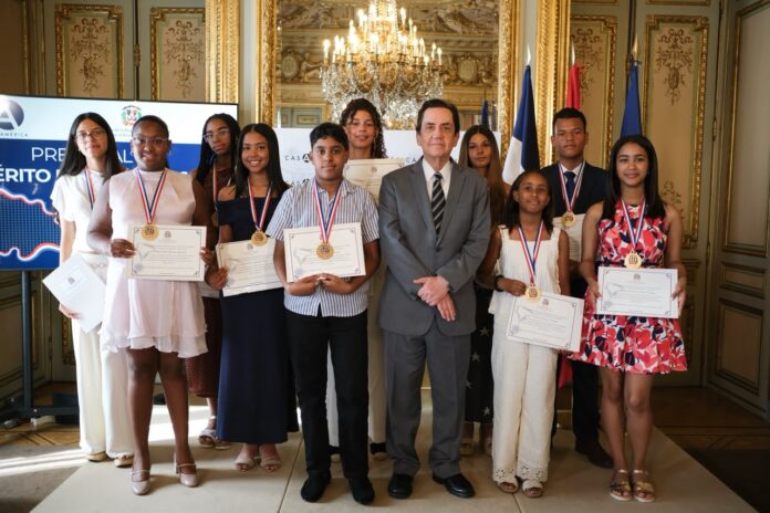 Embajada dominicana en España reconoce a estudiantes por su excelencia académica