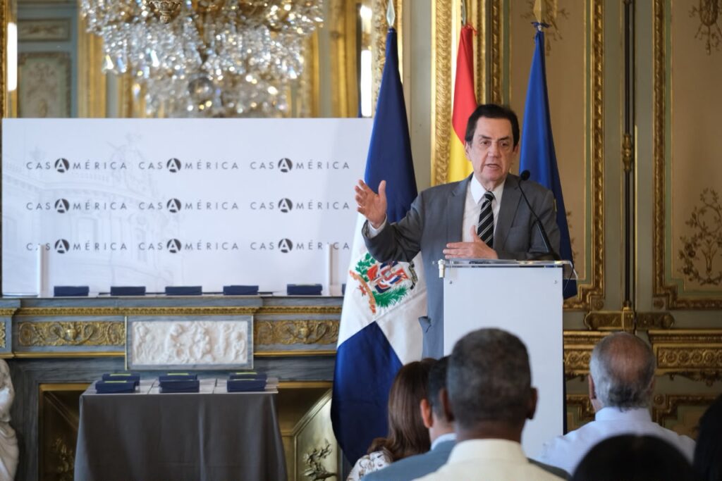 Embajada dominicana en España reconoce a estudiantes por su excelencia académica