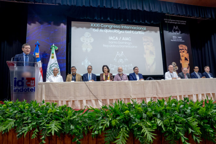 Foto 1, Adolfo López Belando, pronuncia las palabras centrales de la apertura. Santo Domingo reúne a 237 investigadores en Congreso de Arqueología del Caribe
