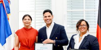 Abel Mendoza recibe reconocimiento en Alemania por su trayectoria en medicina estética