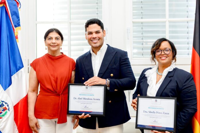 Abel Mendoza recibe reconocimiento en Alemania por su trayectoria en medicina estética