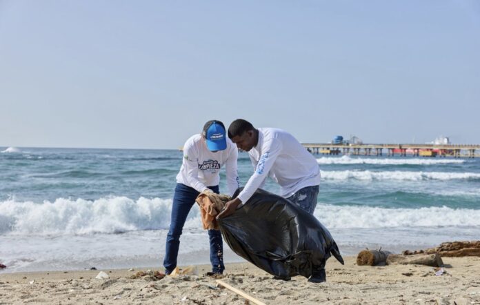 United Petroleum recolecta más de 3 mil libras de residuos en Playa Gringo