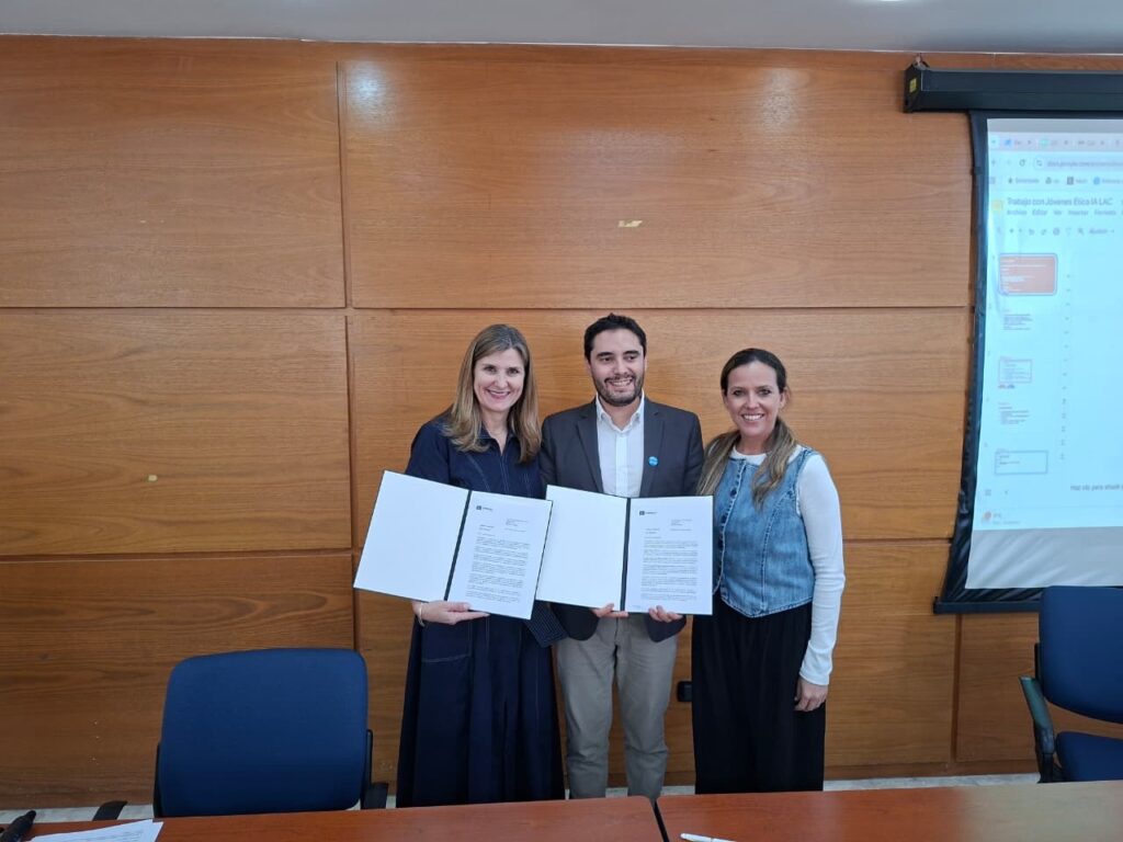 Jóvenes presentan soluciones con inteligencia artificial en encuentro promovido por la UNESCO