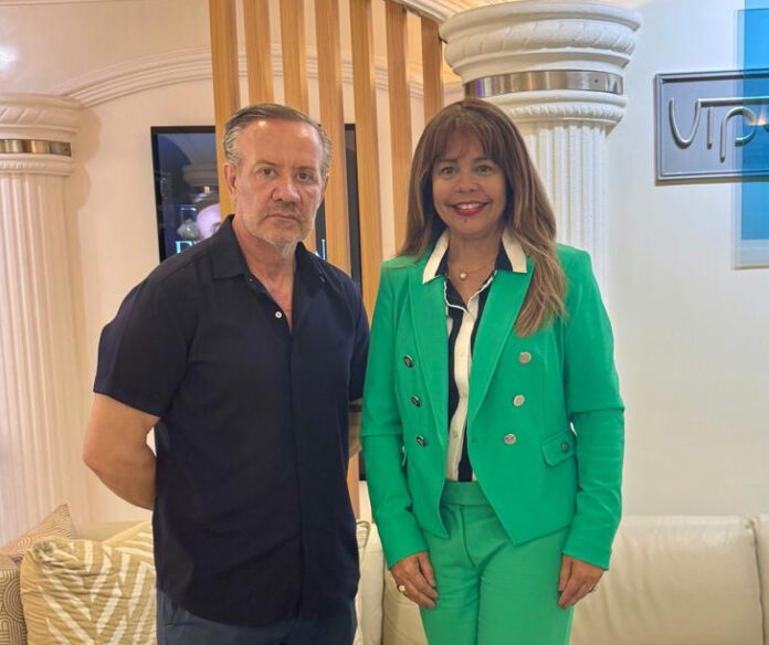 Matty Frías capacita a personal de VIP Clinic en experiencia del cliente
