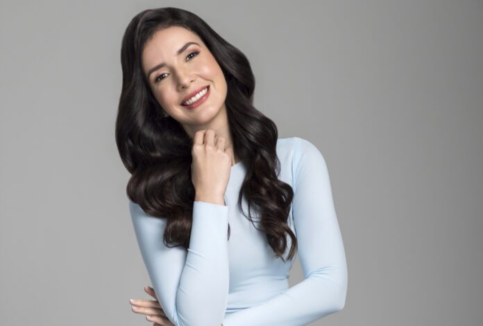 Karina Alarcón lleva 'De Cerca' al formato podcast