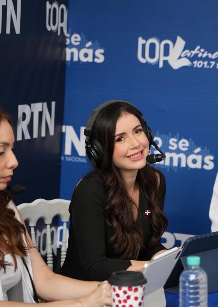 Karina Alarcón lleva 'De Cerca' al formato podcast