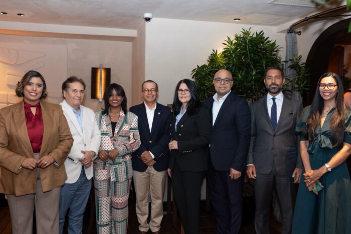 Líderes de medios junto a ejecutivos de Cervecería Nacional Dominicana en una experiencia gastronómica diseñada para conocer el origen natural de la cerveza Cervecería Nacional Dominicana fortalece el diálogo con los medios