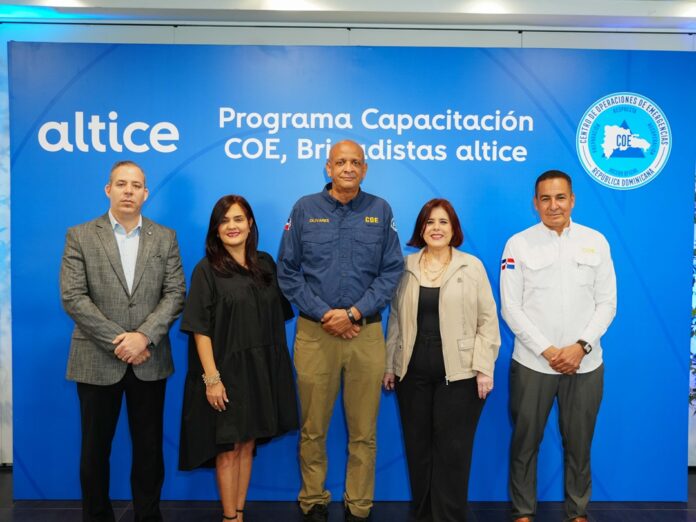 Luis Payan, Liza Arzeno, Erdwin Olivares, Gilda Vasquez y Juan Fernandez Altice gradúa 39 brigadistas en gestión de emergencias