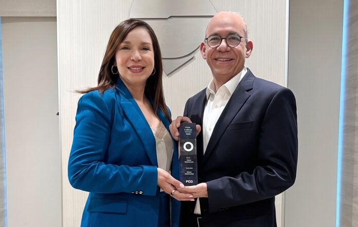 Maribel Concepción, vicepresidenta Senior Gestión Integral de Riesgos y Fausto Pimentel, presidente ejecutivo de Banco Santa Cruz Banco Santa Cruz recibe premio internacional por innovar la gestión de riesgos con tecnología en la nube