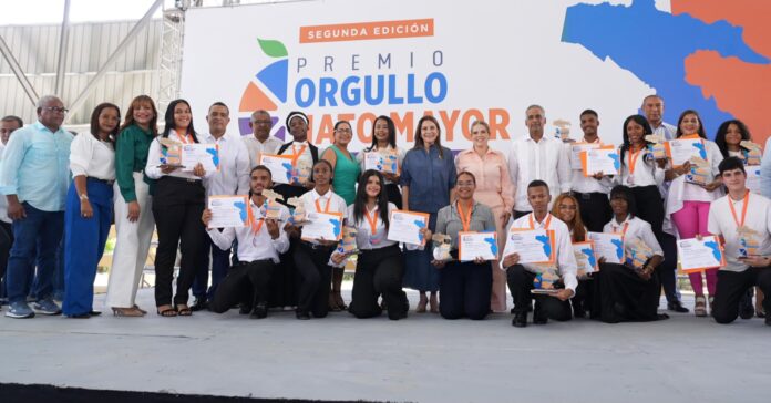 Carmen Ligia Barceló impulsa la educación en Hato Mayor con becas y nuevas iniciativas legislativas