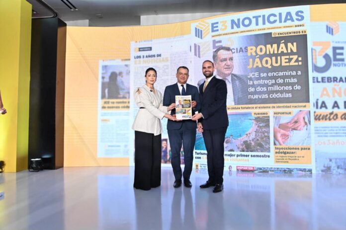 Principal. Iluminada Muñoz, Román Jáquez y José Miguel García E3 Noticias celebra tres años con el lanzamiento de su edición impresa