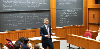 Profesor de Harvard reivindica el periodismo sólido frente a la desinformación
