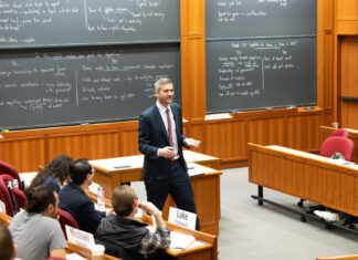 Profesor de Harvard reivindica el periodismo sólido frente a la desinformación