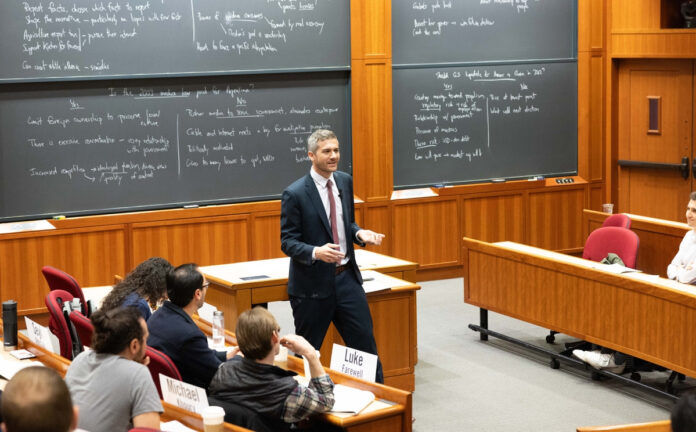 Profesor de Harvard reivindica el periodismo sólido frente a la desinformación