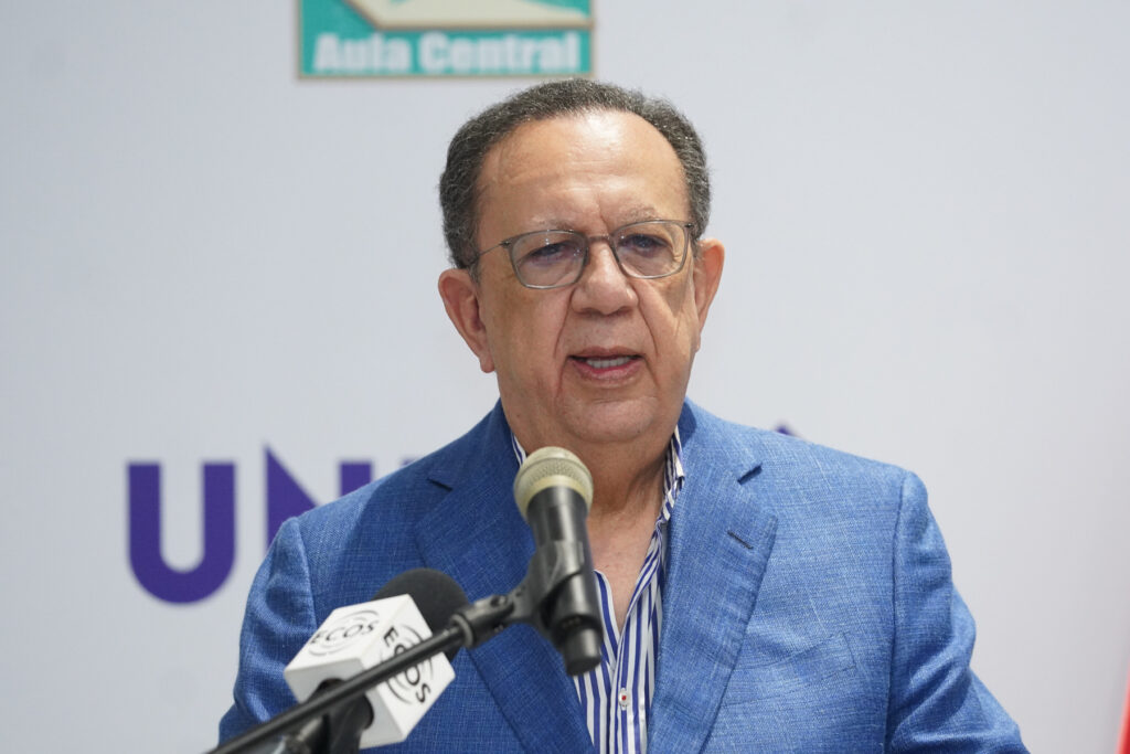 Banco Central gradúa a 38 comunicadores en diplomado de economía en La Vega