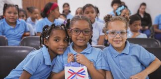 *NOTA INFORMATIVA* *INABIE mejora la calidad de vida de 13 estudiantes con cirugías oftalmológicas especializadas* _*Treinta y tres alumnos han sido beneficiados con este tipo de intervención durante la actual gestión de la institución_* *Santo Domingo.* – El Instituto Nacional de Bienestar Estudiantil (INABIE) benefició con cirugías oftalmológicas especializadas y gratuitas a 13 estudiantes del sistema educativo público que padecían afecciones visuales de alta complejidad, como parte de su Programa Nacional de Prevención en Salud Visual y Cirugías Oculares (PRONSAVICO). Con estas nuevas intervenciones, asciende a 33 el número de estudiantes beneficiados con este tipo de procedimientos durante la actual gestión, contribuyendo a corregir condiciones que afectaban su salud visual y podían limitar su proceso de aprendizaje y desarrollo integral. Las cirugías fueron realizadas en coordinación con el Centro Cristiano de Servicios Médicos Hospital Doctor Elías Santana (Los Americanos) e incluyeron corrección de estrabismo y párpado caído, reforzamiento corneal, procedimientos de córnea y colocación de dispositivos corneales, de acuerdo con el diagnóstico de cada paciente. Previo a las intervenciones quirúrgicas, los pacientes fueron recibidos junto a sus padres o tutores por el director ejecutivo del INABIE, Adolfo Pérez, quien destacó que esta jornada reafirma el compromiso de la institución de garantizar que ningún estudiante vea limitado su proceso educativo por problemas de salud visual que puedan prevenirse o corregirse oportunamente. "Estamos trabajando a favor de la salud de los estudiantes en esta gestión. Es una de las prioridades que hemos definido, porque sabemos que el INABIE no solamente debe ofrecer desayuno o almuerzo. Tiene que ir un paso más allá y convertirse en una herramienta de transformación de vidas", expresó el funcionario. Asimismo, destacó que la institución brinda acceso gratuito a procedimientos especializados que representan una oportunidad para mejorar el desempeño escolar y el bienestar de los estudiantes. Los estudiantes beneficiados proceden de Nagua, El Factor, Sánchez, Puerto Plata, San Rafael del Yuma, Miches, Mendoza, Los Alcarrizos y el Distrito Nacional. El programa cubre el 100 % de los costos, por lo que las familias no incurren en ningún gasto. Esto incluye el hospedaje durante cinco días para el estudiante padre o tutor, analíticas preoperatorias, evaluaciones cardiovasculares pediátricas, estudios diagnósticos, la cirugía y los medicamentos postoperatorios necesarios. *Madre agradece oportunidad para su hija* Carmen Teresa Tejeda, residente en Pantoja, Santo Domingo Oeste, y madre de Escarlet Sosa Tejeda, de 11 años, expresó su satisfacción y agradecimiento luego de que su hija fuera beneficiada con uno de estos procedimientos, el cual, según afirmó, contribuirá a mejorar su calidad de vida. "Estoy muy agradecida, primero de Dios y luego del INABIE. Me sorprendió lo rápido que aquí trabajan. Me puse muy contenta cuando me llamaron para decirme que mi niña había sido seleccionada", expresó Tejeda. *PRONSAVICO brinda atención visual gratuita* El Programa Nacional de Prevención en Salud Visual y Cirugías Oculares (PRONSAVICO) constituye uno de los principales programas de salud que impulsa el INABIE para garantizar el derecho de los estudiantes a recibir atención médica oportuna y especializada. A través de esta iniciativa, la institución desarrolla jornadas de evaluación visual, entrega lentes correctivos y realiza cirugías oftalmológicas, eliminando barreras que puedan afectar el proceso de enseñanza-aprendizaje de miles de niños y adolescentes del sistema educativo público. Durante la jornada acompañaron al director ejecutivo del INABIE el doctor Luis Lizardo, director de Salud y Nutrición; Omar Brito, director de Servicios Estudiantiles; la doctora Ana Zabala, encargada de Salud; Santo Gervacio Sánchez, encargado de Participación y Servicios Estudiantiles; Raisa Rincón, encargada de Apoyo Estudiantil, y la doctora Claudia Thomas Pellerano, encargada de la División de Salud Visual. *Dirección de Comunicaciones INABIE* *13 de julio de 2026*