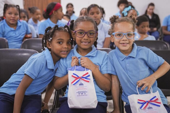 *NOTA INFORMATIVA* *INABIE mejora la calidad de vida de 13 estudiantes con cirugías oftalmológicas especializadas* _*Treinta y tres alumnos han sido beneficiados con este tipo de intervención durante la actual gestión de la institución_* *Santo Domingo.* – El Instituto Nacional de Bienestar Estudiantil (INABIE) benefició con cirugías oftalmológicas especializadas y gratuitas a 13 estudiantes del sistema educativo público que padecían afecciones visuales de alta complejidad, como parte de su Programa Nacional de Prevención en Salud Visual y Cirugías Oculares (PRONSAVICO). Con estas nuevas intervenciones, asciende a 33 el número de estudiantes beneficiados con este tipo de procedimientos durante la actual gestión, contribuyendo a corregir condiciones que afectaban su salud visual y podían limitar su proceso de aprendizaje y desarrollo integral. Las cirugías fueron realizadas en coordinación con el Centro Cristiano de Servicios Médicos Hospital Doctor Elías Santana (Los Americanos) e incluyeron corrección de estrabismo y párpado caído, reforzamiento corneal, procedimientos de córnea y colocación de dispositivos corneales, de acuerdo con el diagnóstico de cada paciente. Previo a las intervenciones quirúrgicas, los pacientes fueron recibidos junto a sus padres o tutores por el director ejecutivo del INABIE, Adolfo Pérez, quien destacó que esta jornada reafirma el compromiso de la institución de garantizar que ningún estudiante vea limitado su proceso educativo por problemas de salud visual que puedan prevenirse o corregirse oportunamente. "Estamos trabajando a favor de la salud de los estudiantes en esta gestión. Es una de las prioridades que hemos definido, porque sabemos que el INABIE no solamente debe ofrecer desayuno o almuerzo. Tiene que ir un paso más allá y convertirse en una herramienta de transformación de vidas", expresó el funcionario. Asimismo, destacó que la institución brinda acceso gratuito a procedimientos especializados que representan una oportunidad para mejorar el desempeño escolar y el bienestar de los estudiantes. Los estudiantes beneficiados proceden de Nagua, El Factor, Sánchez, Puerto Plata, San Rafael del Yuma, Miches, Mendoza, Los Alcarrizos y el Distrito Nacional. El programa cubre el 100 % de los costos, por lo que las familias no incurren en ningún gasto. Esto incluye el hospedaje durante cinco días para el estudiante padre o tutor, analíticas preoperatorias, evaluaciones cardiovasculares pediátricas, estudios diagnósticos, la cirugía y los medicamentos postoperatorios necesarios. *Madre agradece oportunidad para su hija* Carmen Teresa Tejeda, residente en Pantoja, Santo Domingo Oeste, y madre de Escarlet Sosa Tejeda, de 11 años, expresó su satisfacción y agradecimiento luego de que su hija fuera beneficiada con uno de estos procedimientos, el cual, según afirmó, contribuirá a mejorar su calidad de vida. "Estoy muy agradecida, primero de Dios y luego del INABIE. Me sorprendió lo rápido que aquí trabajan. Me puse muy contenta cuando me llamaron para decirme que mi niña había sido seleccionada", expresó Tejeda. *PRONSAVICO brinda atención visual gratuita* El Programa Nacional de Prevención en Salud Visual y Cirugías Oculares (PRONSAVICO) constituye uno de los principales programas de salud que impulsa el INABIE para garantizar el derecho de los estudiantes a recibir atención médica oportuna y especializada. A través de esta iniciativa, la institución desarrolla jornadas de evaluación visual, entrega lentes correctivos y realiza cirugías oftalmológicas, eliminando barreras que puedan afectar el proceso de enseñanza-aprendizaje de miles de niños y adolescentes del sistema educativo público. Durante la jornada acompañaron al director ejecutivo del INABIE el doctor Luis Lizardo, director de Salud y Nutrición; Omar Brito, director de Servicios Estudiantiles; la doctora Ana Zabala, encargada de Salud; Santo Gervacio Sánchez, encargado de Participación y Servicios Estudiantiles; Raisa Rincón, encargada de Apoyo Estudiantil, y la doctora Claudia Thomas Pellerano, encargada de la División de Salud Visual. *Dirección de Comunicaciones INABIE* *13 de julio de 2026*