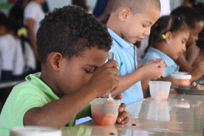 INABIE sirvió más de 230 millones de raciones de frutas durante el año escolar