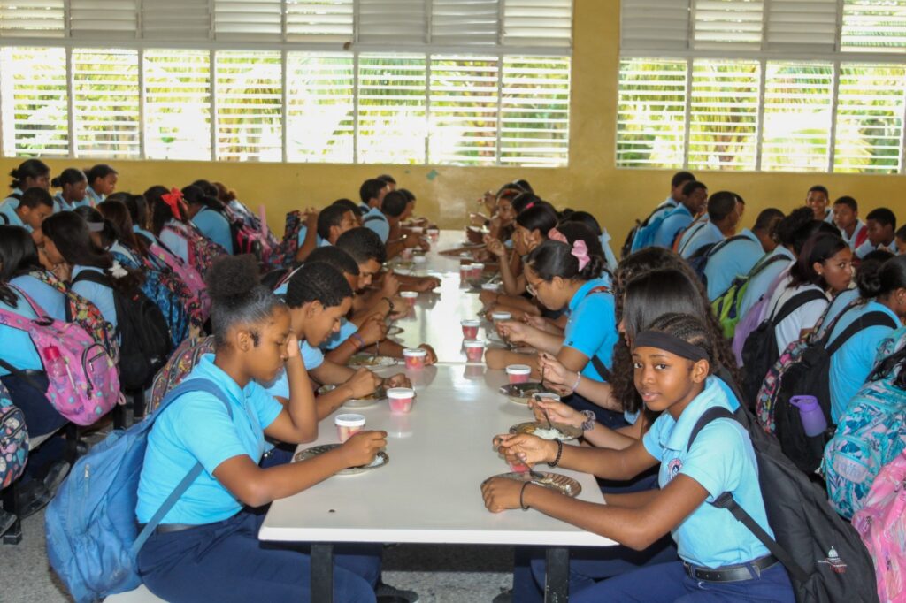 INABIE sirvió más de 230 millones de raciones de frutas durante el año escolar