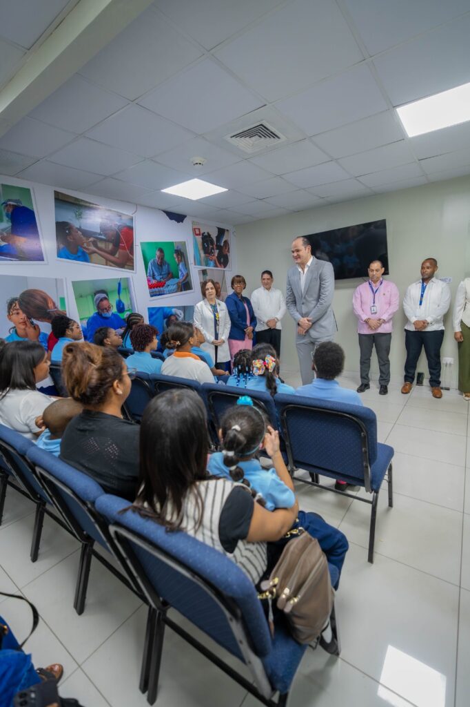 INABIE mejora la salud visual de 13 estudiantes con cirugías especializadas