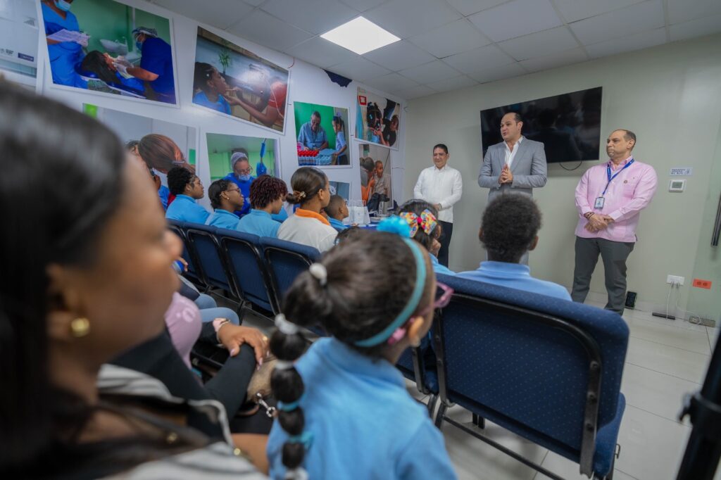 INABIE mejora la salud visual de 13 estudiantes con cirugías especializadas