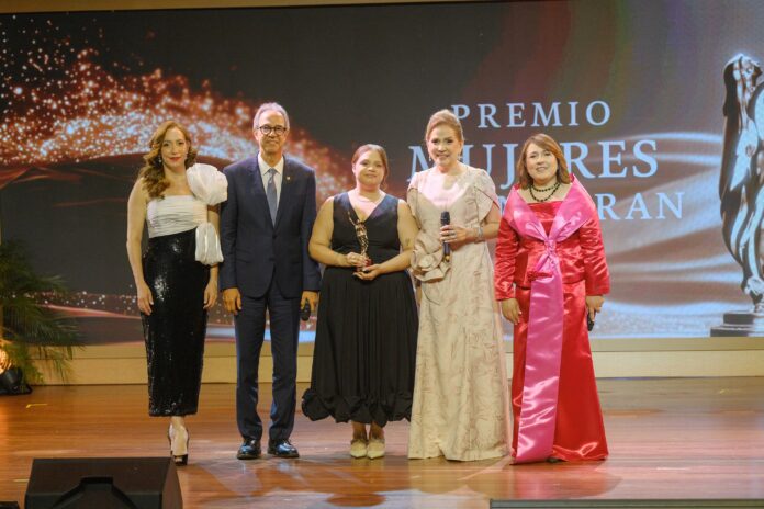 Jatnna Tavárez recibe el máximo reconocimiento del Premio Mujeres que Inspiran