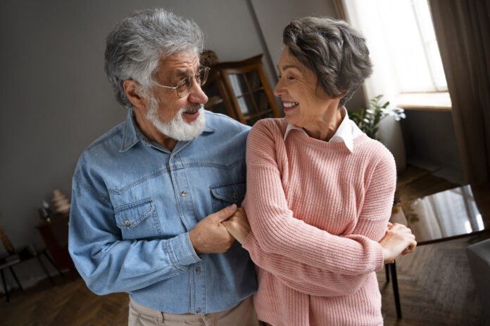 front-view-smiley-senior-couple-indoors El síndrome de fragilidad impacta en la calidad de vida de los adultos mayores