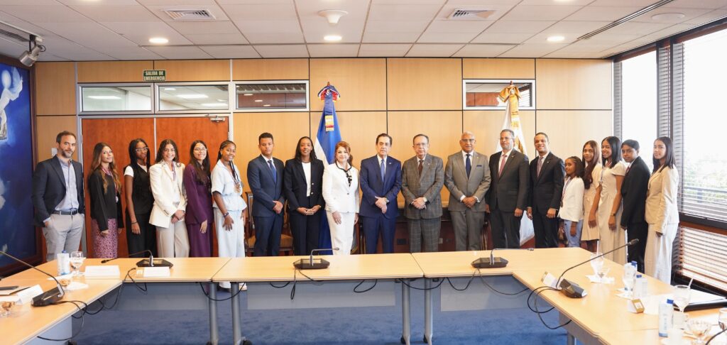 Valdez Albizu destaca excelencia de estudiantes dominicanos en España