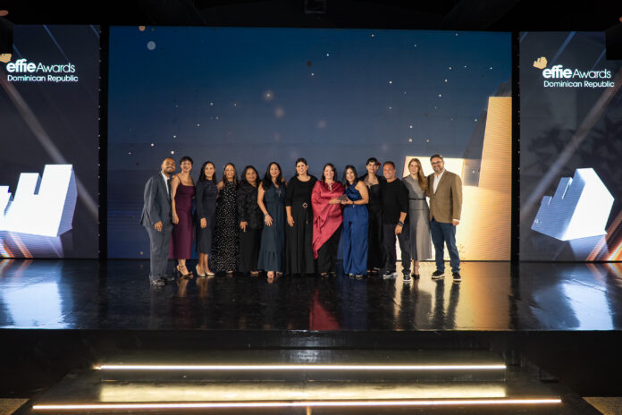 Asociación Cibao recibe estatuilla del Premio Effie Asociación Cibao recibe Effie de Bronce por su transformación de marca