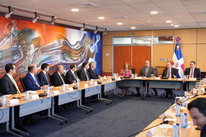 Autoridades económicas y banca múltiple analizan desempeño y retos de la economía dominicana