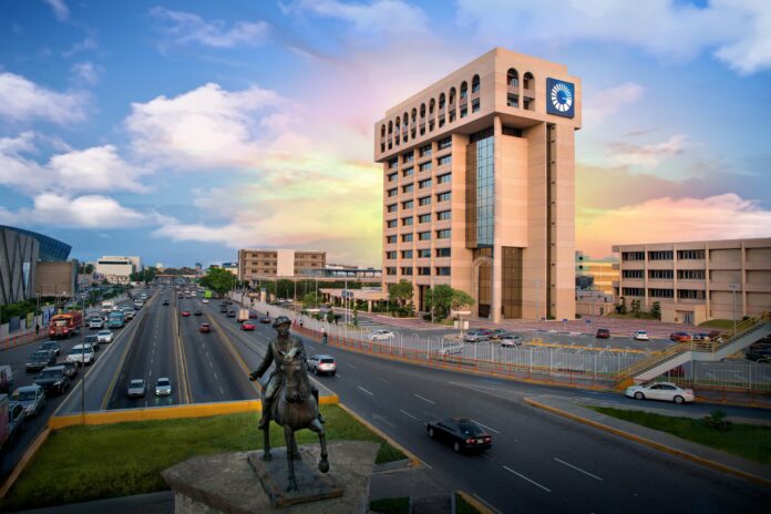 BPD001. Torre Popular, sede del Banco Popular Dominicano..jpg Banco Popular escala 17 posiciones entre los mil mejores bancos del mundo