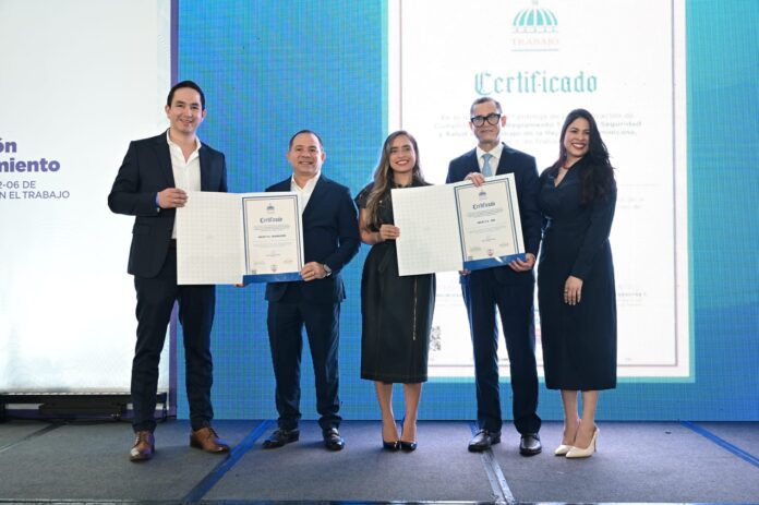 Carlos Quintero, Franklin Marte, Ivanna Lajara, Eddy Olivares y Lerined Sanchez Arajet obtiene certificación de seguridad laboral para todas sus localidades
