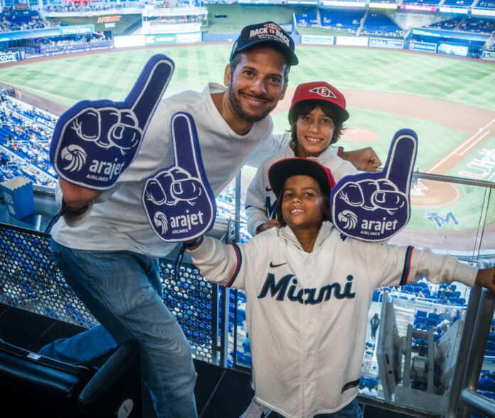 Arajet lleva a padre dominicano y sus hijos a un partido de los Miami Marlins