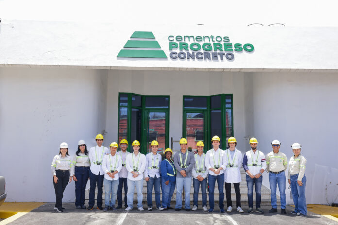 Colaboradores CEMPRO y estudiantes INTEC 1 Cementos Progreso abre sus operaciones a la sociedad con el programa “Amigos Progreso”