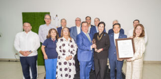 CDES otorga el Premio Bonó Estratega Senior al Centro León por su aporte a Santiago
