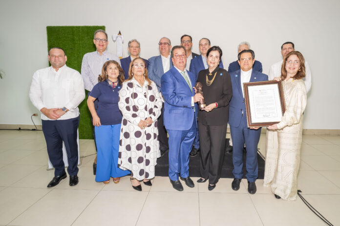 CDES otorga el Premio Bonó Estratega Senior al Centro León por su aporte a Santiago