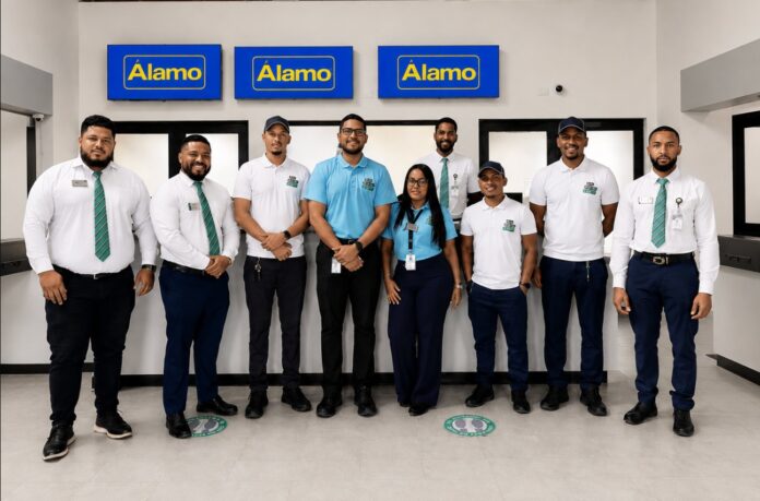 Equipo de Aeropuerto Internacional de Punta Cana Alamo Rent A Car recibe cuatro Traveller Review Awards 2026 de Booking.com