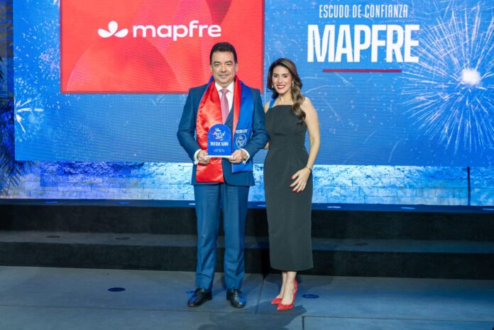 Foto principal- Andrés Mejía, presidente ejecutivo de Mapfre, y Sarah de Moya, vicepresidenta comercial de la Revista Mercado.