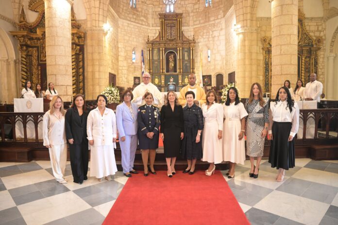 La ministra Gloria Reyes, encabezó la misa de acción de gracias por el 44.º aniversario de la trayectoria institucional del Ministerio de la Mujer. Ministerio de la Mujer conmemora 44 años de trayectoria institucional