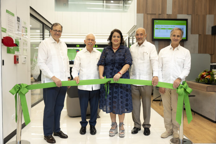 Steven Puig, Luis Molina Achécar, Angie Debord, Fidelio Arturo Despradel y Andrés Maldonado (1) BHD amplía su presencia en Punta Cana con nueva sucursal en BlueMall