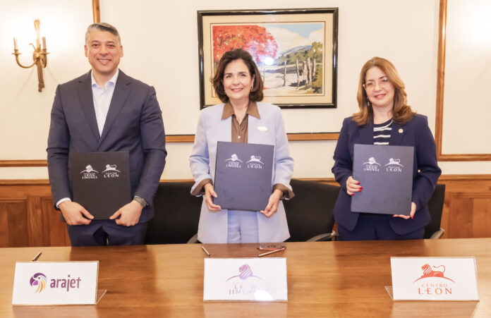 Victor Pacheco, Maria Amelia Leon y Maria Luisa Asilis Centro León y Arajet renuevan alianza para proyectar el arte caribeño