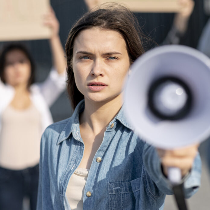 close-up-woman-with-megaphone-demonstration Cuando el ruido se convierte en noticia