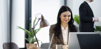 Empleados interrumpen sus tareas para demostrar que están trabajando