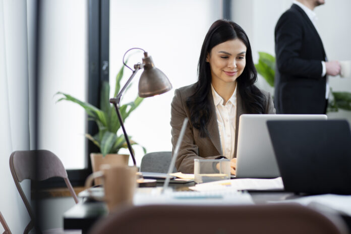 Empleados interrumpen sus tareas para demostrar que están trabajando