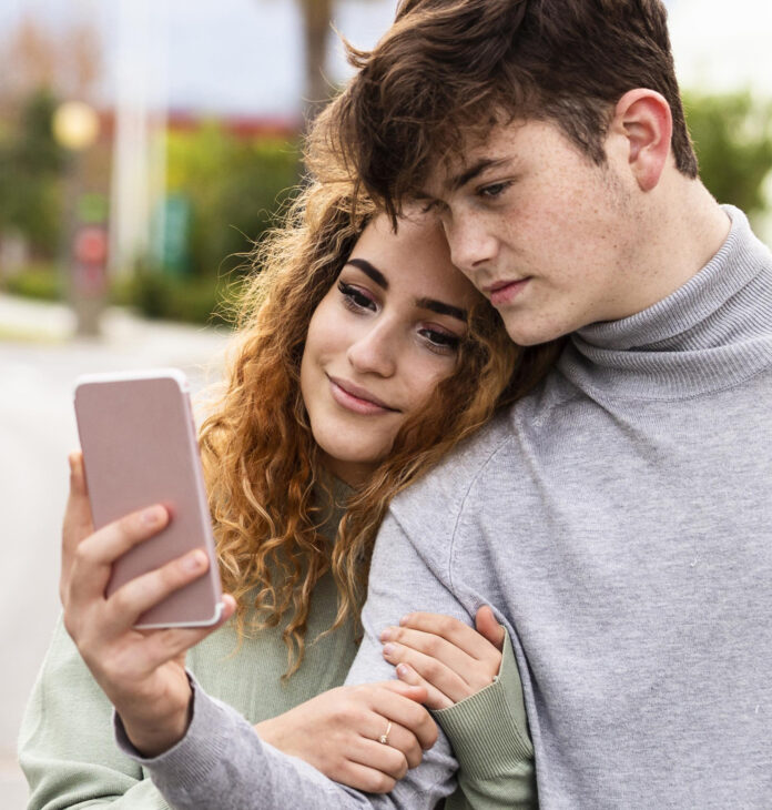 medium-shot-couple-taking-selfie Mujeres adelantan conversaciones clave sobre compromiso y futuro en las primeras citas