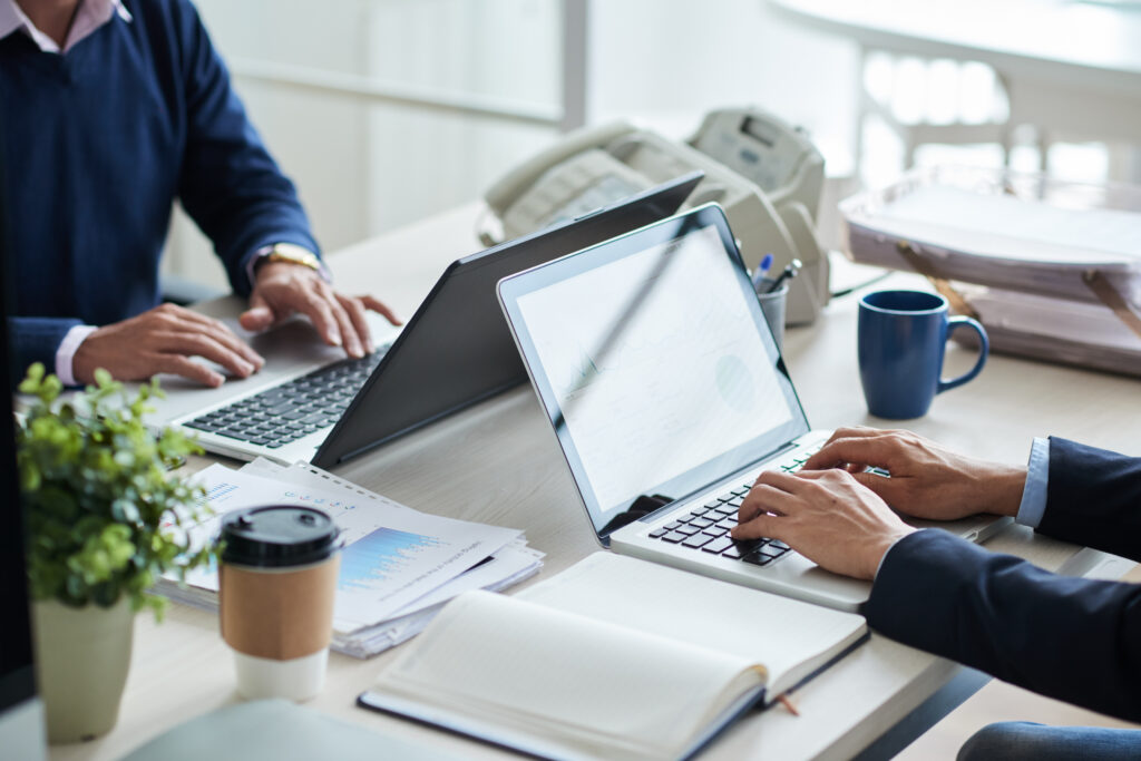Empleados interrumpen sus tareas para demostrar que están trabajando