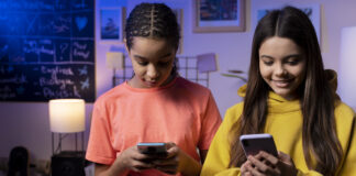 La mayoría de los hijos adultos limita lo que sus padres ven en redes sociales