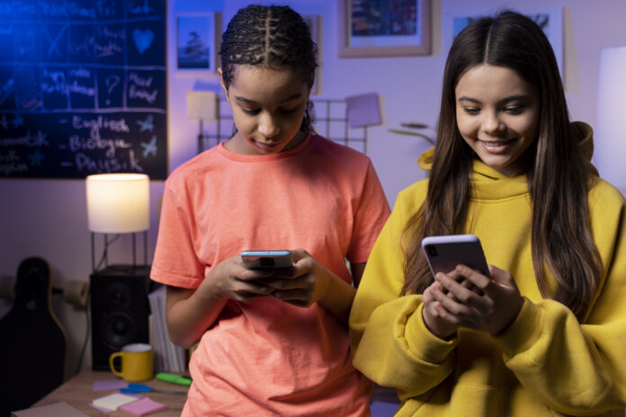 La mayoría de los hijos adultos limita lo que sus padres ven en redes sociales